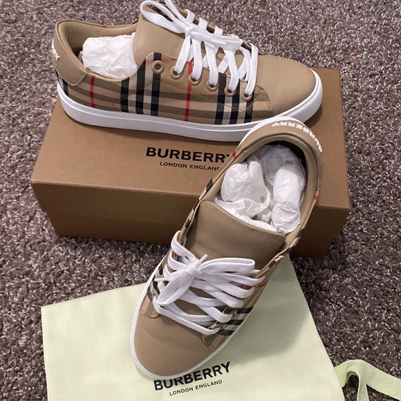 Authentic Burberry shoes - Picture 2 of 11